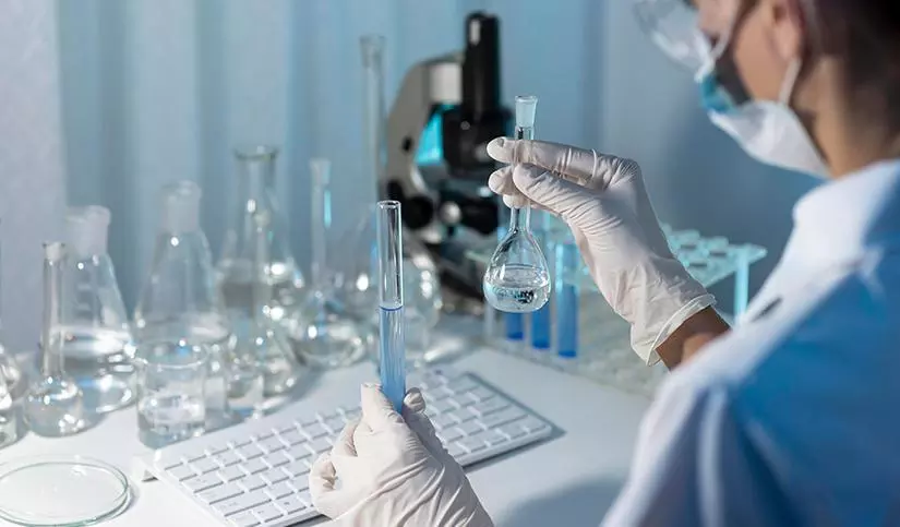 Ricercatore che sperimenta in laboratorio chimico